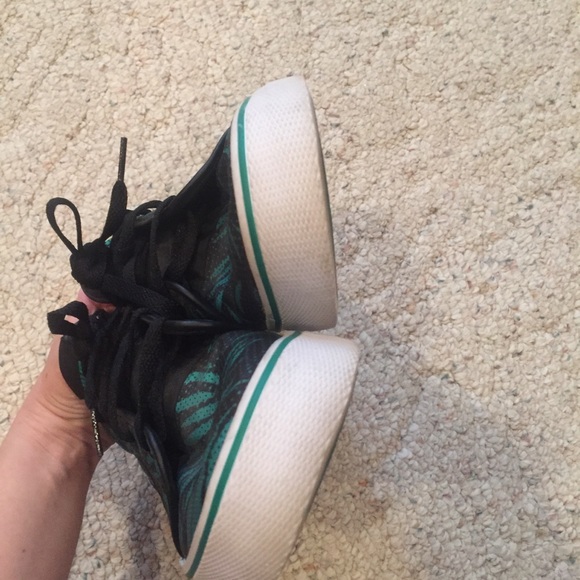 NIKE Toki Low TXT print Size 9.5 Lucid Green/Black - Picture 4 of 9